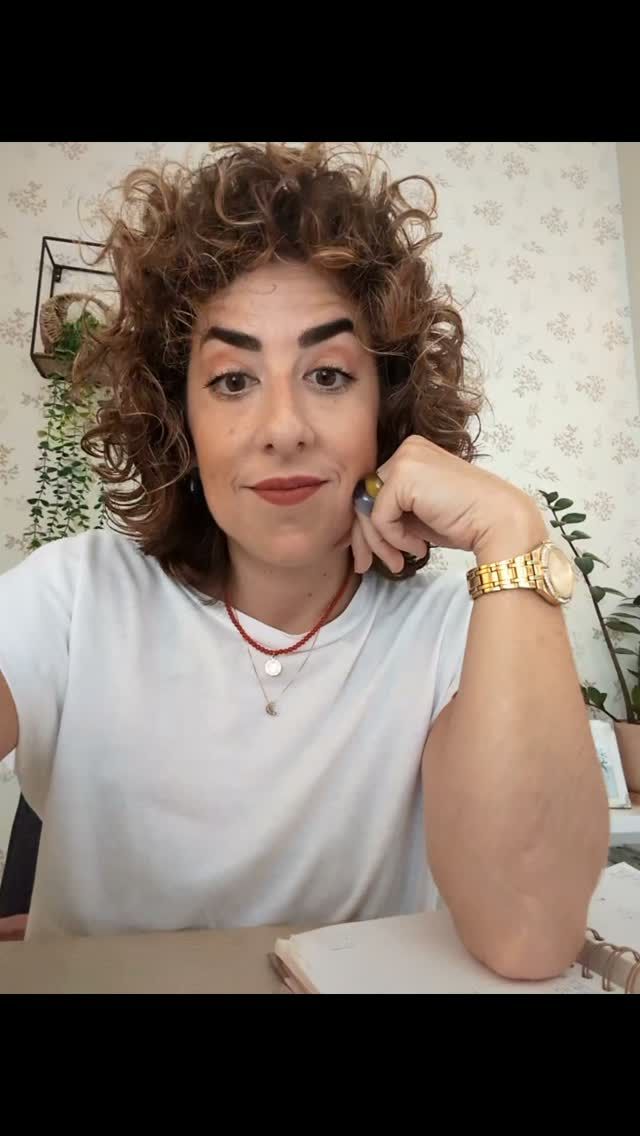 Es urgente! Necesitamos ir a otro ritmo⏳

No puede ser que a mitad de septiembre estemos colapsados y agotados.

Vamos a escucharnos❤️‍🩹

A nuestro cuerpo
A nuestra percepción de las cosas
A como nos dirigimos a los demás 
A como nos relacionamos con nuestros hijos en las prisas

Continuamente y cada vez más se está convirtiendo esta sociedad en un funcionamiento autómata, no sólo la IA sino que a las personas se nos quiera llevar a funcionar como robots 🤖 es antinatura y nos está enfermando y mucho.

Es difícil. Muy difícil.

Pero se puede. O al menos vamos a intentarlo.

PRIORIZAR 

Seguro que sabes lo que está por encima de todo.

Pues ahí. Pon el foco y tú energía. 

Y RENUNCIA

No pasa nada por dejar de hacer. Por POSPONER o DELEGAR.

La vida seguirá. Pero tú SALUD MENTAL tiene un límite.

Si te ves atrapado y no sabes cómo frenar

Escríbeme 📩
